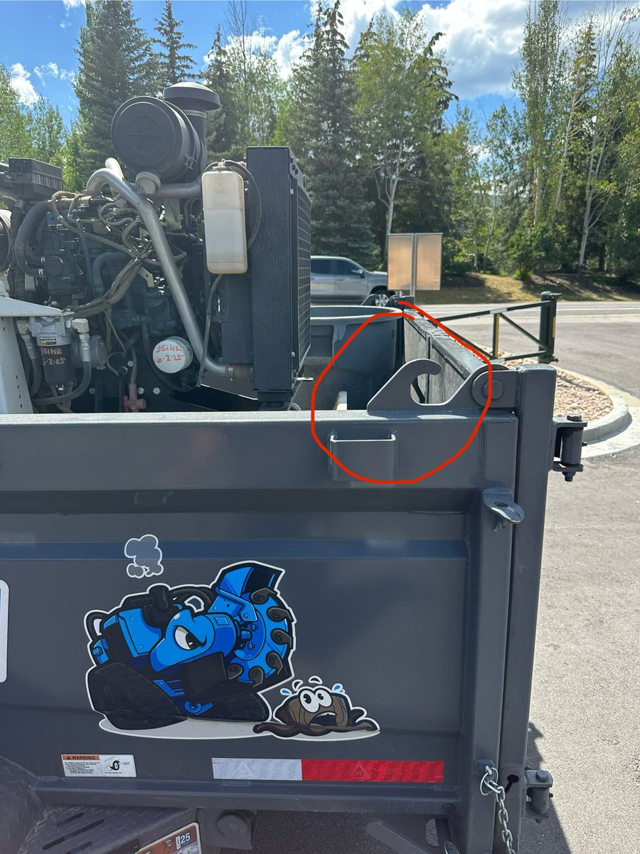 StumpGuyTy's tweet image. Best addition I’ve made to my setup?
The trailer came with a tarp hook in back (1st pic) but it didn’t work with my machine in there.
So I had a guy copy and weld it further forward.
Now I can run chips in the front, machine in the back. Beautiful!