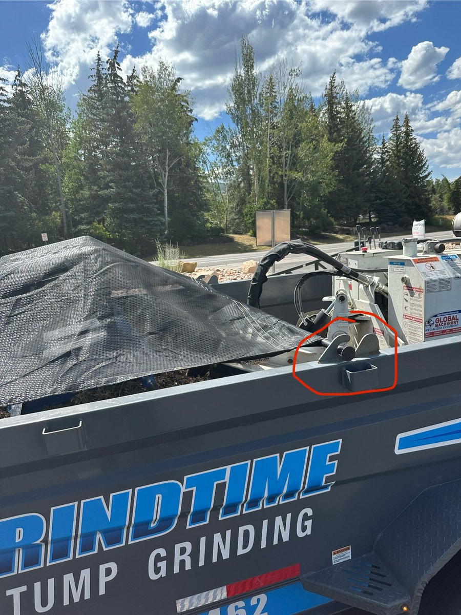 StumpGuyTy's tweet image. Best addition I’ve made to my setup?
The trailer came with a tarp hook in back (1st pic) but it didn’t work with my machine in there.
So I had a guy copy and weld it further forward.
Now I can run chips in the front, machine in the back. Beautiful!