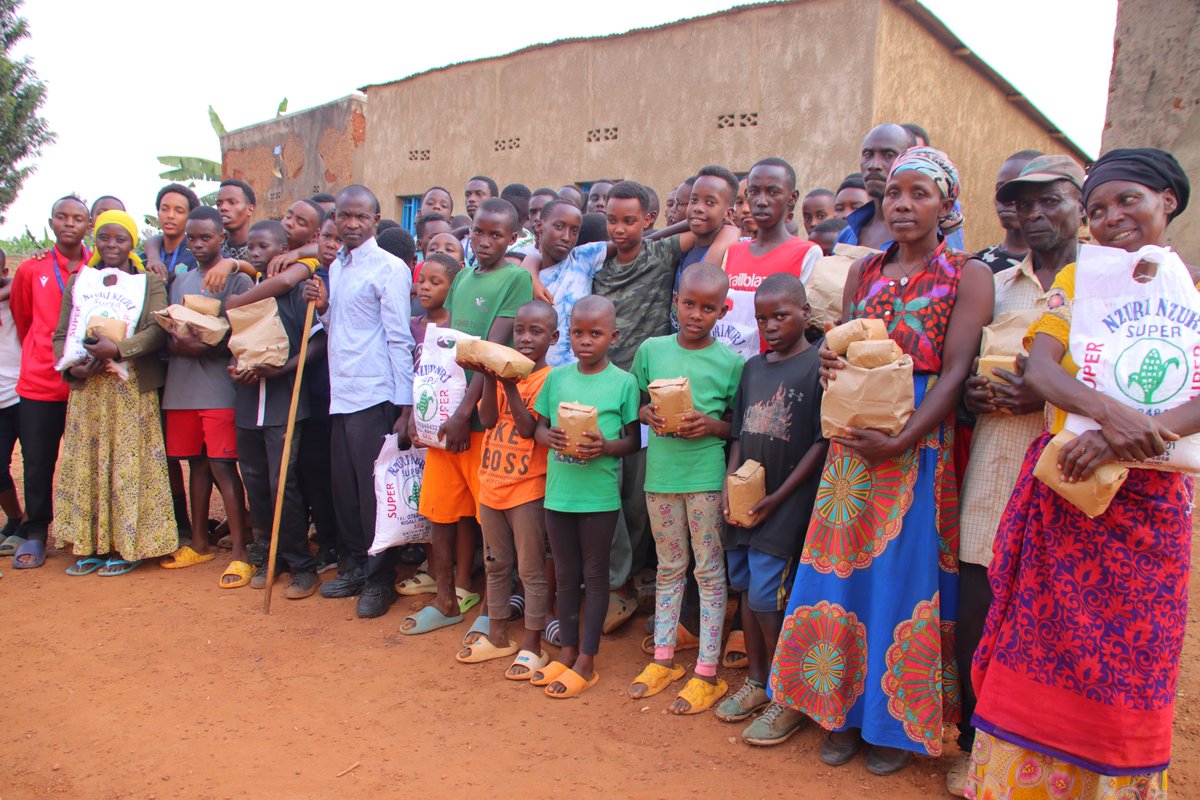 GSF_RC's tweet image. This mid-day at #BoysToMen,the team stepped into the community-playing local football matches with kids, sharing laughter, and gifting families. An impactful lesson in empathy, service,and leadership. #CommunityEngagement @EquiBridge @RwandaLocalGov @RwandaGender @BugeseraDistr