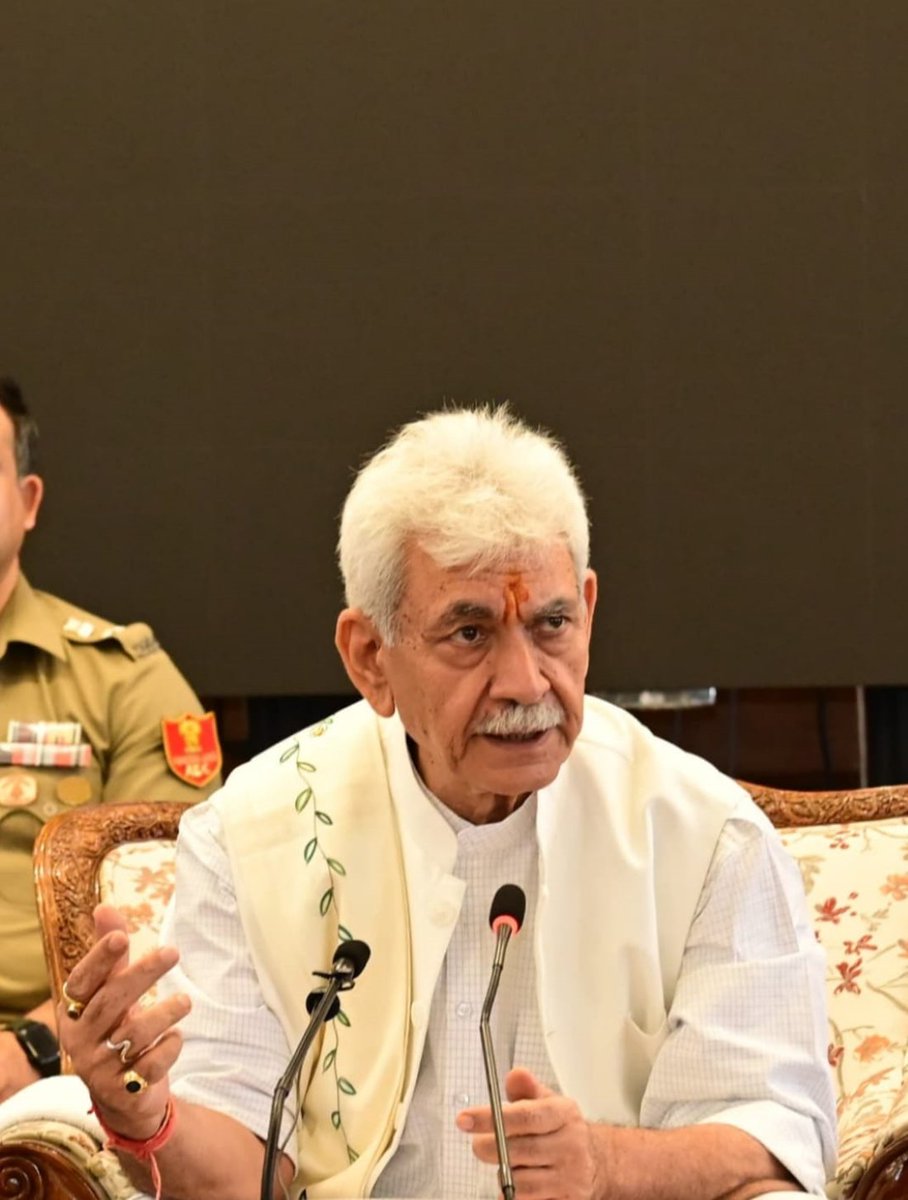 radionews_jammu's tweet image. #JammuAndKashmir: LG
@manojsinha_ interacts with 50-member delegation of Save Youth Save Future Foundation, at Raj Bhawan; lauds their work in youth engagement, de-radicalization, drug de-addiction & support to terror-hit families.
@airnewsalerts
@diprjk @OfficeOfLGJandK