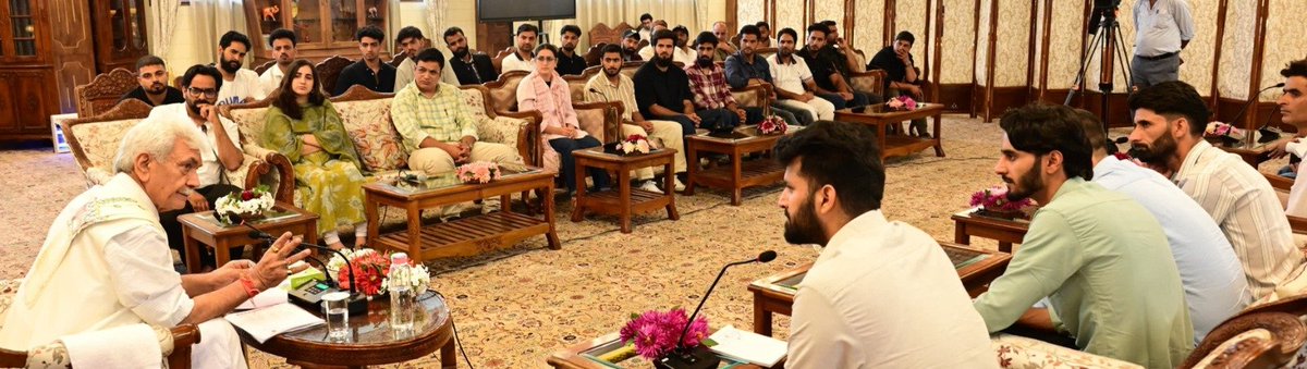 radionews_jammu's tweet image. #JammuAndKashmir: LG
@manojsinha_ interacts with 50-member delegation of Save Youth Save Future Foundation, at Raj Bhawan; lauds their work in youth engagement, de-radicalization, drug de-addiction & support to terror-hit families.
@airnewsalerts
@diprjk @OfficeOfLGJandK