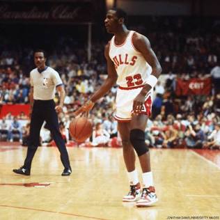 ShortyBallur's tweet image. An EPIC photo of Michael Jordan coming off a screen in his first game.
📸: October 6, 1984
@chicagobulls vs @WashWizards
