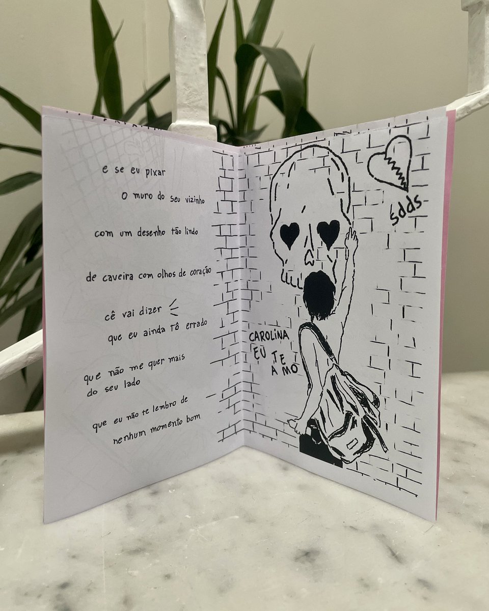 funereax's tweet image. surpresaaaaaa 🎉 os 50 primeiros a entrarem no Bar Alto amanhã vão ganhar uma fanzine especial de Carolina 🖤
A fanzine é 100% ilustrada pelo mestre @/sdds.jpeg (no gram) que também fez ilustrações pro nosso lyric vídeo, portanto CHEGUEM CEDO!
#funerea #carolinavoltapramim