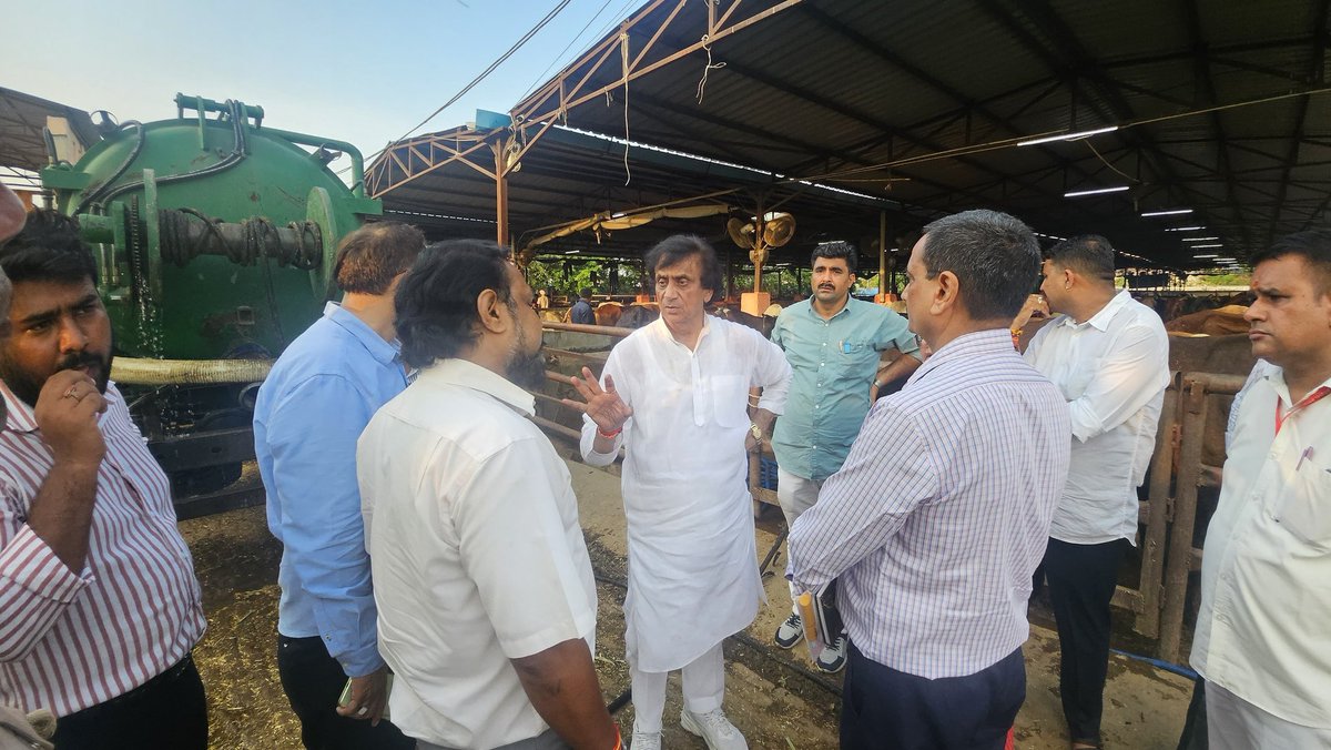HarikantAhluwa1's tweet photo. परतापुर स्थित कान्हा गौशाला का आज औचक निरीक्षण किया। संबंधित अधिकारियों को युद्ध स्तर पर निर्माण कार्य करने व गौ शाला में सभी पशुओं की स्वस्थ जाँच करा कर #HEALTH_CARD बनवाने के निर्देश दिये।
#harikantahluwaliaformeerut 
#महापौर_मेरठ 
#गौसेवा https://t.co/7dgcy0UhNN