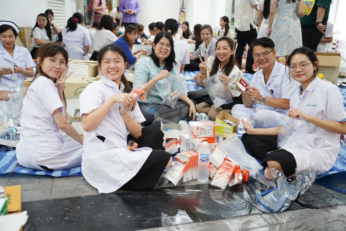 medcmuofficial's tweet image. 📦#คณะแพทยศาสตร์มหาวิทยาลัยเชียงใหม่ จัดกิจกรรม “แพ็คของส่งกำลังใจให้เหล่าทหารกล้า และผู้ประสบภัย #น้ำท่วมน่าน”
📍อ่านข่าว: cmu.to/S5Rzc
#น้ำท่วม #ไทยกัมพูชา #MedCMU #แพทย์เชียงใหม่ #แพทย์มช #หมอสวนดอก #โรงพยาบาลสวนดอก