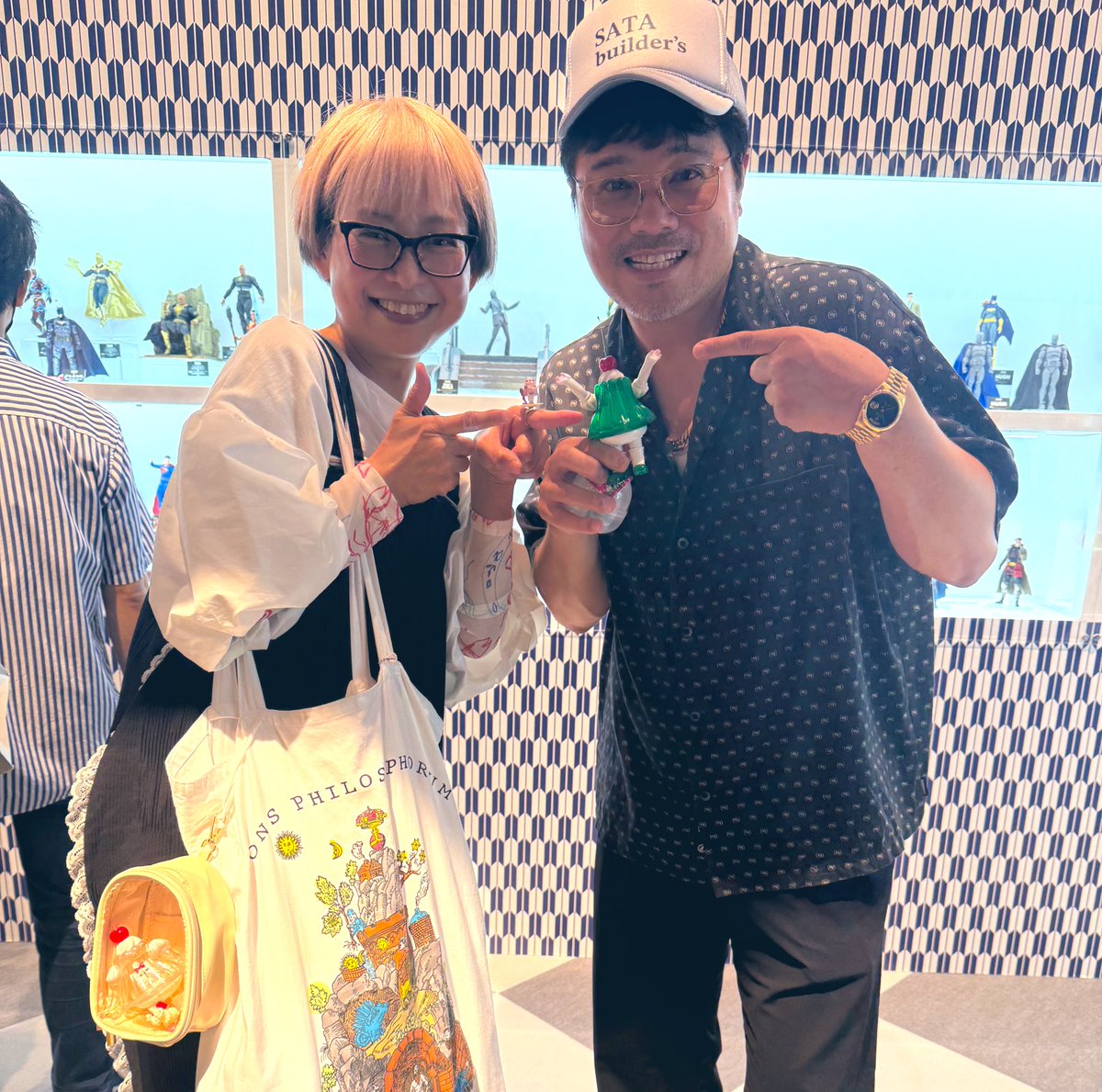 MizuHonda's tweet image. メディコムトイエキシビジョンのレセプションパーティーにあべさんと伺いました❤️🔥
バッドボーイズ佐田さんとパシャリ❤️🔥
いつのまにかメロンゼリーちゃんバンザイしてる🤣
みんみんさんとも❤️🔥
たくさんのソフビ作家さんと交流できて素敵な作品沢山見れて最高時間でした❤️🔥
あべさん感謝です☺️