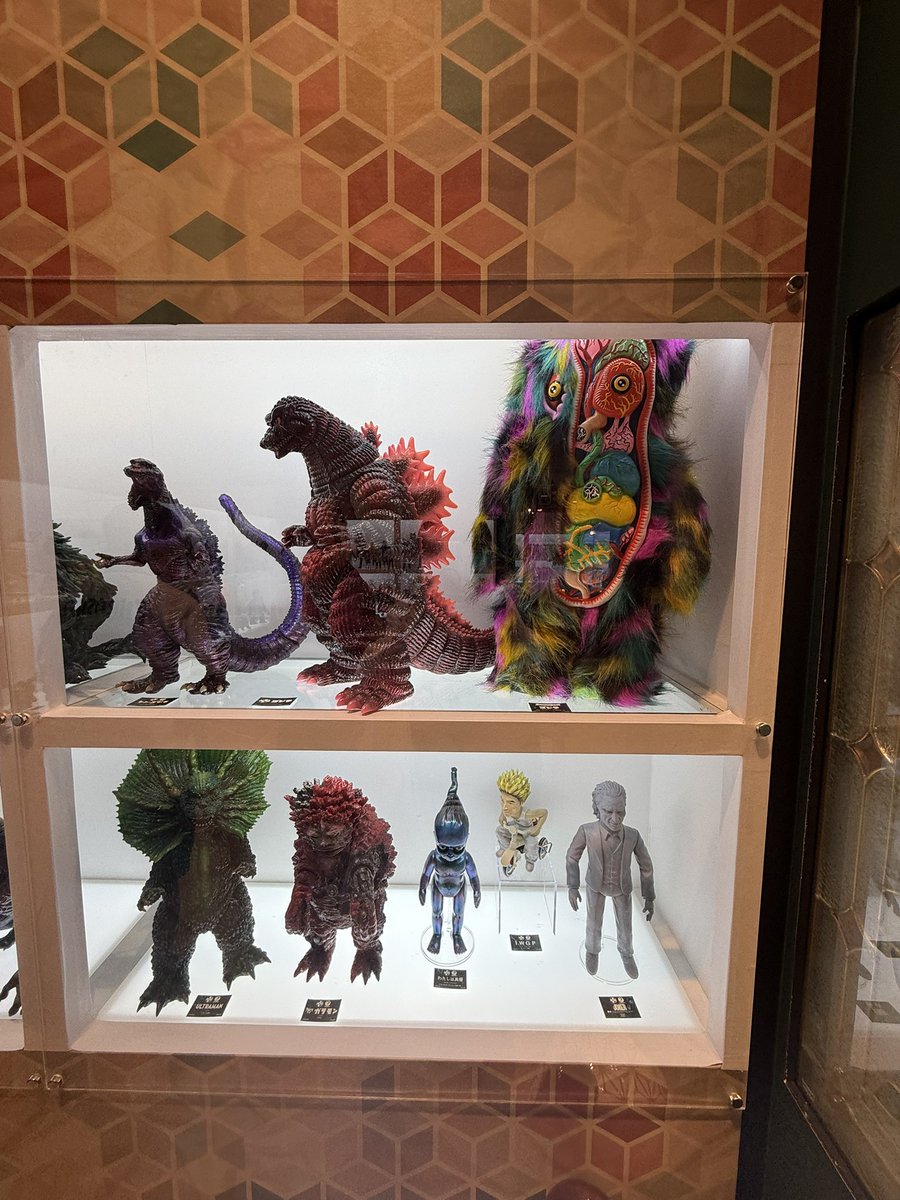 MizuHonda's tweet image. メディコムトイエキシビジョンのレセプションパーティーにあべさんと伺いました❤️🔥
バッドボーイズ佐田さんとパシャリ❤️🔥
いつのまにかメロンゼリーちゃんバンザイしてる🤣
みんみんさんとも❤️🔥
たくさんのソフビ作家さんと交流できて素敵な作品沢山見れて最高時間でした❤️🔥
あべさん感謝です☺️
