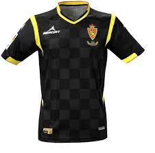 <a href="/RealZaragoza/">Real Zaragoza</a> La temporada que usamos en 2ª división la primera camiseta, ascendimos. 
La temporada que usamos también en 2ª división la segunda camiseta, llegamos a la final del PO.

Ahí dejo el dato para volver mas esquizofrénico al mañicomio.