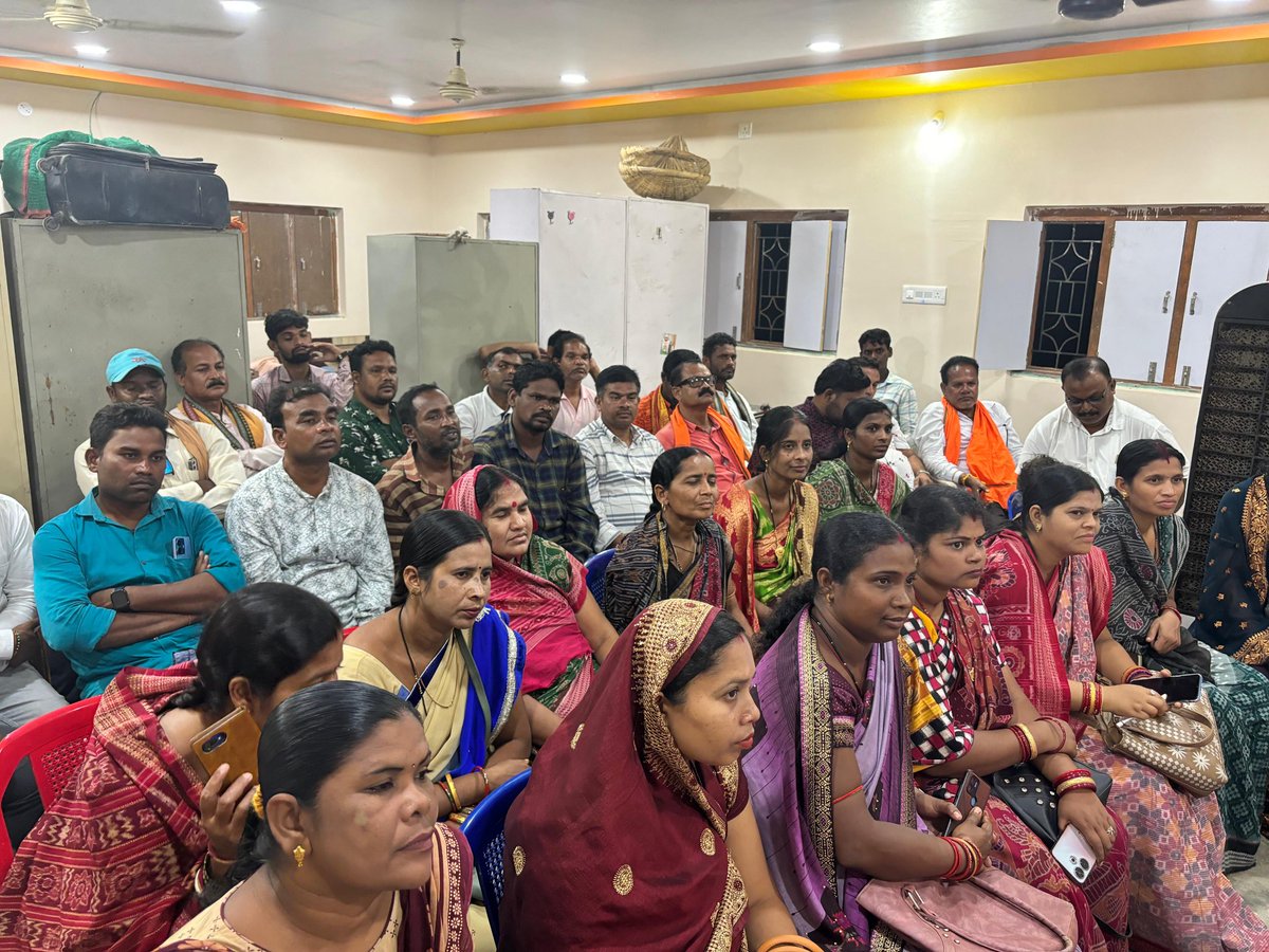 ଲୋଇସିଂହା ନିର୍ବାଚନ ମଣ୍ଡଳୀର ନଅଗାଁ(ଖ) ସ୍ଥିତ ବିଜେପି କାର୍ଯ୍ୟାଳୟରେ ଦଳୀୟ କାର୍ଯ୍ୟକର୍ତ୍ତାଙ୍କ ଉପସ୍ଥିତରେ ଅନେକ ଗୁରୁତ୍ଵପୂର୍ଣ୍ଣ ବିଷୟ ସମ୍ପର୍କରେ ଆଲୋଚନା କରିଛି। ସଙ୍ଗଠନକୁ ଆହୁରି ସୁଦୃଢ କରିବା, ସେବା ମନୋଭାବ ରଖି ସରକାରଙ୍କ ଯୋଜନା ସମ୍ପର୍କରେ ଲୋକମାନଙ୍କୁ ସଚେତନ କରିବା ଏବଂ ଅଧିକରୁ ଅଧିକ ଲୋକଙ୍କୁ ଏହି ଯୋଜନା ଗୁଡ଼ିକରେ