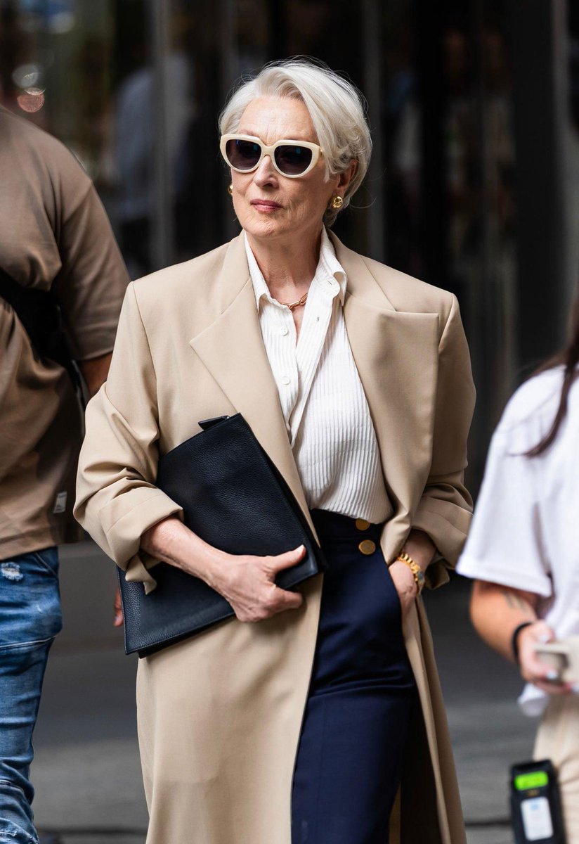 jean smart's laugh · tweet media