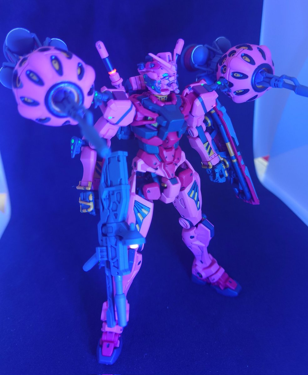 Hispeedikeda's tweet image. ひっぱりまくったHG赤いガンダム完成です。ずっと写真撮ってました…手がかかった分感慨深い。今回もホイルシールなし縛りでせっかくなので少しだけビコーンも仕込んでみました。下手くそでもやりきった!目一杯やれて楽しかったなぁ😁
#ガンプラ好きと繋がりたい
