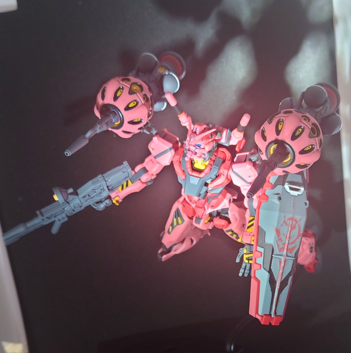 Hispeedikeda's tweet image. ひっぱりまくったHG赤いガンダム完成です。ずっと写真撮ってました…手がかかった分感慨深い。今回もホイルシールなし縛りでせっかくなので少しだけビコーンも仕込んでみました。下手くそでもやりきった!目一杯やれて楽しかったなぁ😁
#ガンプラ好きと繋がりたい