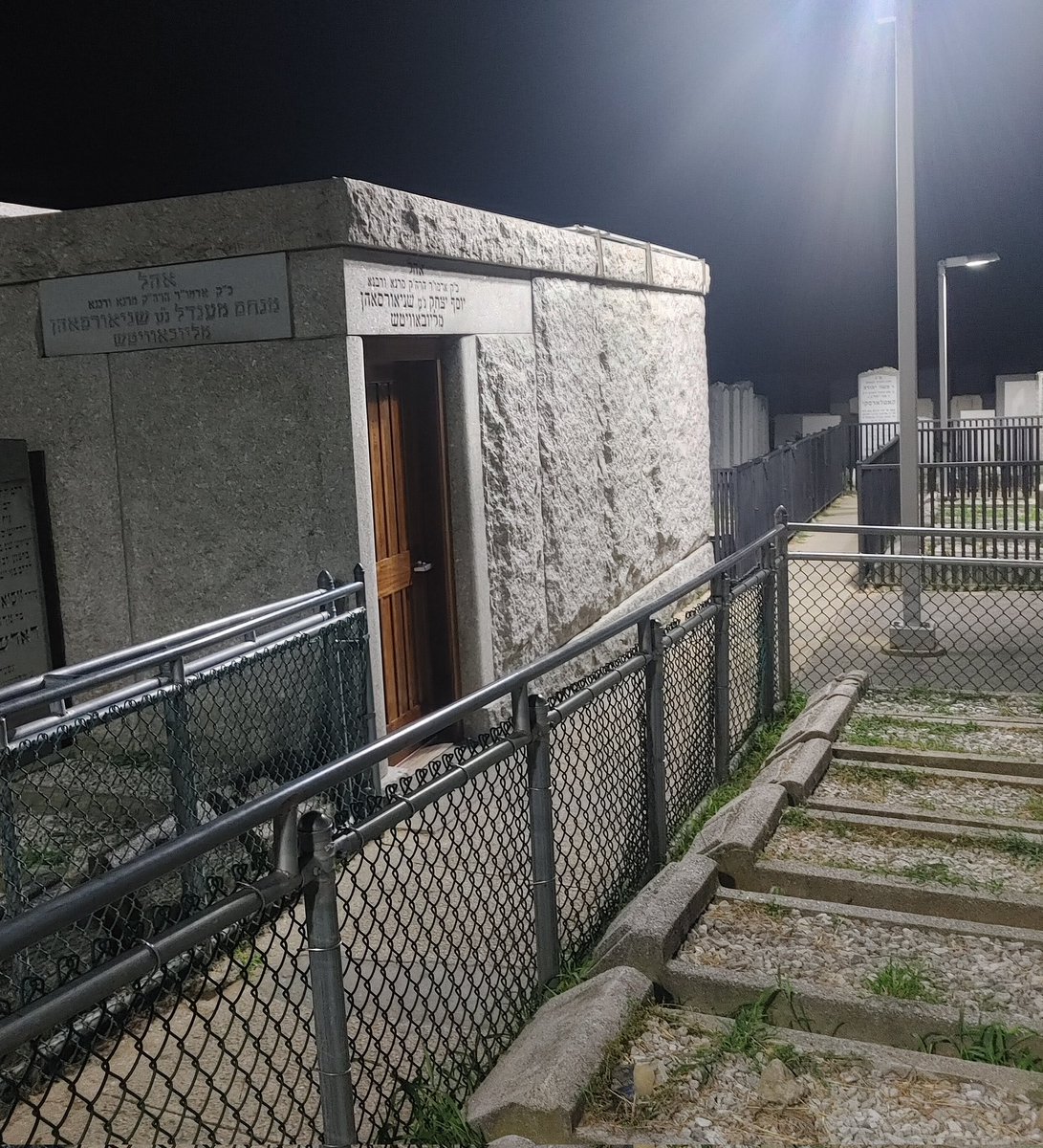 TankToronto's tweet image. Even in just a few short hours, the visit to New York was very inspirational, and left a deep impression. At the Rebbe’s Ohel, a strong sense of clarity and connection. Prayers for family, friends, and the entire community—for strength, health, guidance, and revealed blessings in…