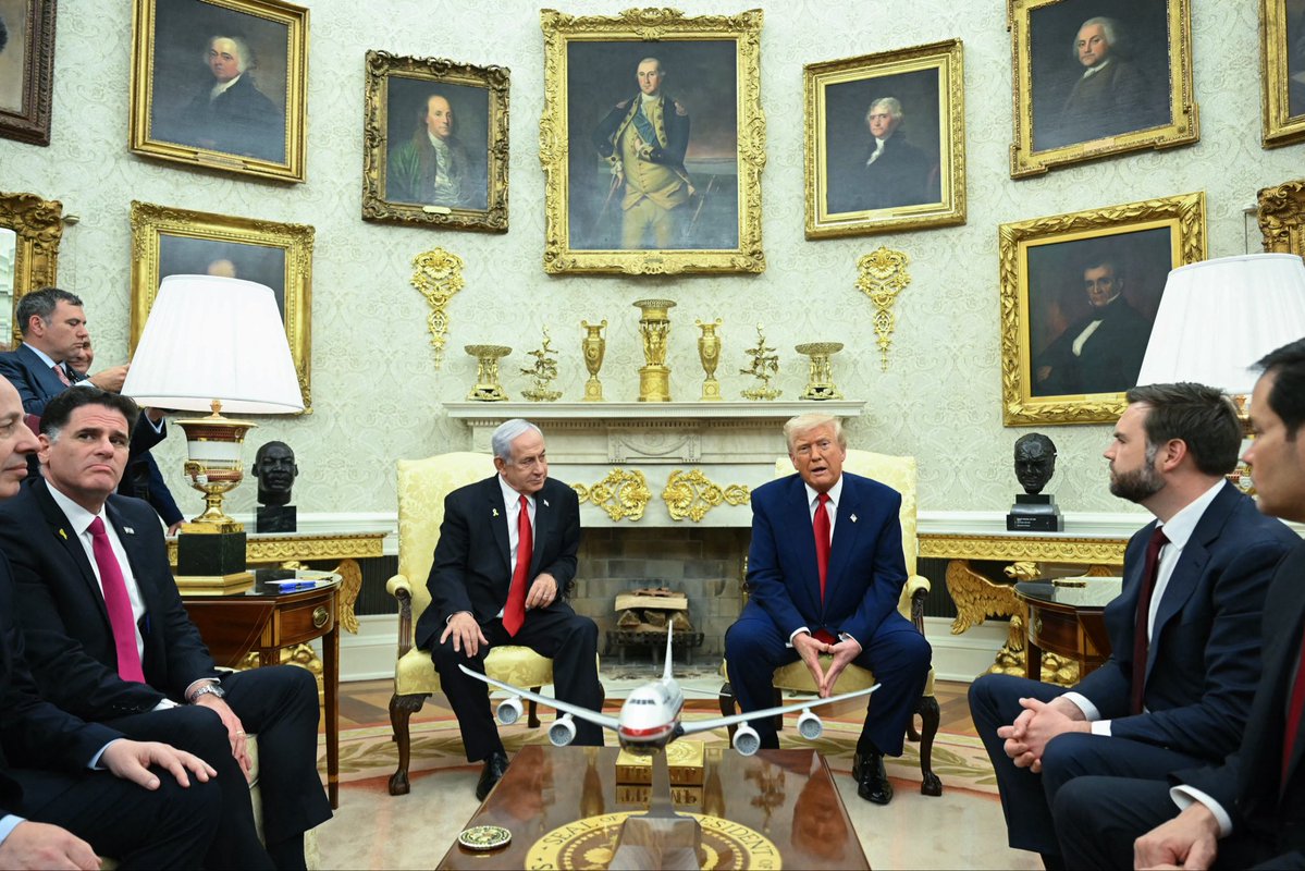 Wintergrace2310's tweet image. What has happened to our Oval Office? I just watched a clip, on The View, of ConOld talking to reporters & it looks like someone’s bathroom….so classless & tacky. #whitehouse #TrumpisaNationalDisgrace #oval