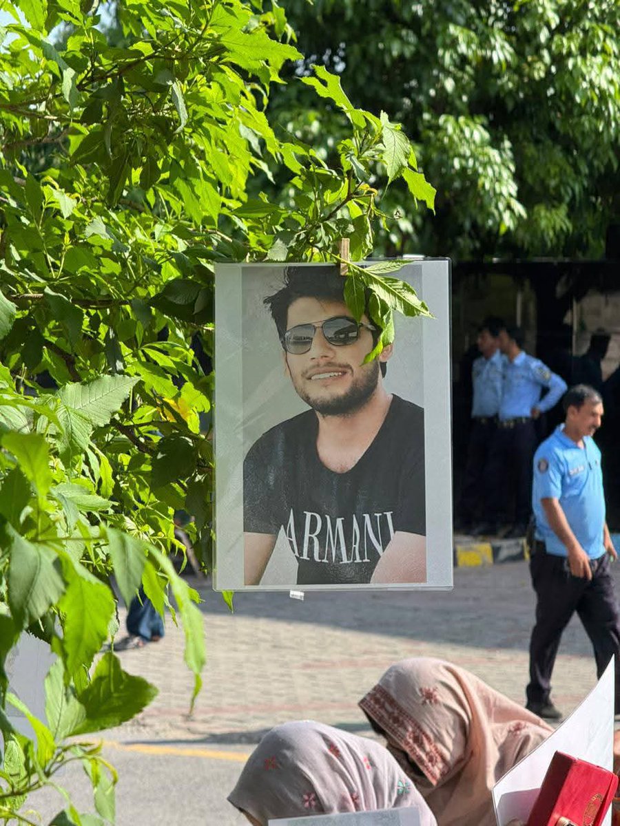 NabeelBaluch_'s tweet image. شبیر اِے سالانی تہءَتئی زندانیءَتھنا گَم رودینتگ ءُاِے گَم سیمک،زرینہءُماتءِپیشانیءِکرچکاں چہ پدّر اَنت۔بلے ترا ھوار پہ سرجمیں بندیگاں جُھد برجم اِنت ایشیءَ چہ گیش شُمئے کش اِتگیں سپر انگتءَ روان اِنت۔۔۔ھمائیءِ واب کہ شُما دیستگ۔
#ReleaseShabirBaloch
#EndEnforcedDisappearances
