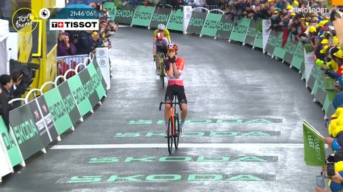 le_stade's tweet image. LA PLAGNE POUR THYMEN ARENSMAN 🤯
Le coureur d'Ineos Grenadiers décroche son deuxième bouquet sur ce Tour de France devant Jonas Vingegaard pour quelques mètres. Tadej Pogacar prend la 3ème place. 👏
#TDF2025