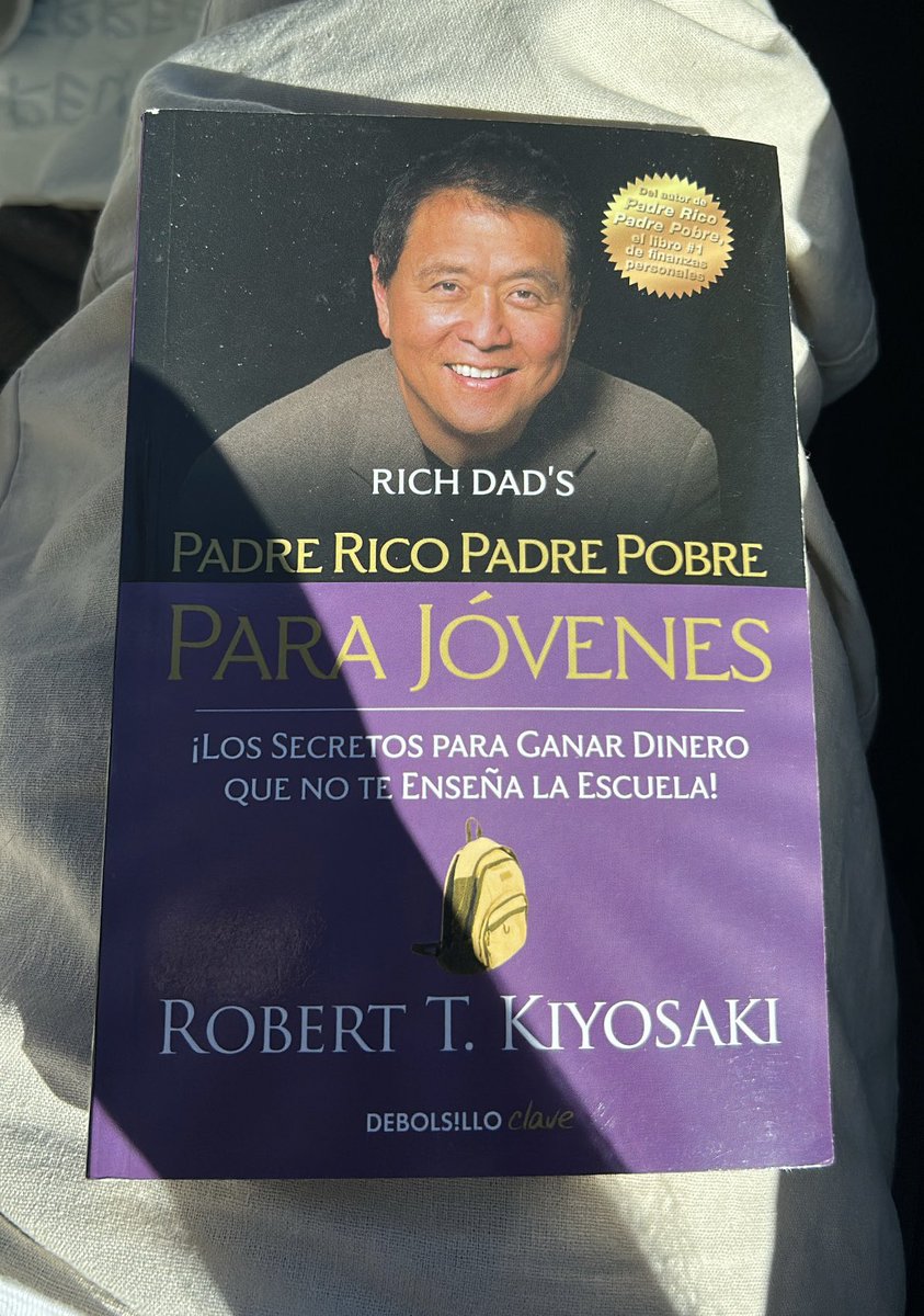 InversorNovato_'s tweet image. Hoy toca visitar a la abuela.
Le encanta leer mis artículos, así que esta vez le llevo un regalo.
El libro que cambió mi mentalidad.
Un clásico, pero efectivo para los novatos.
Como dice ella: “Aunque no entienda nada, me gusta aprender de lo que haces”.