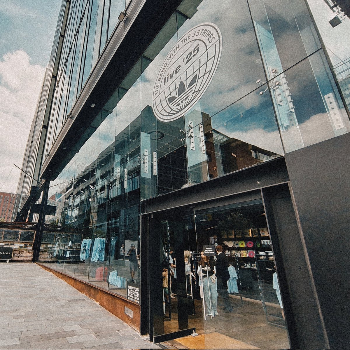 _sunday_rain_'s tweet image. Get yourself a friend like @CyberSheff who indulges my need to visit both #Oasis pop up stores in Manchester