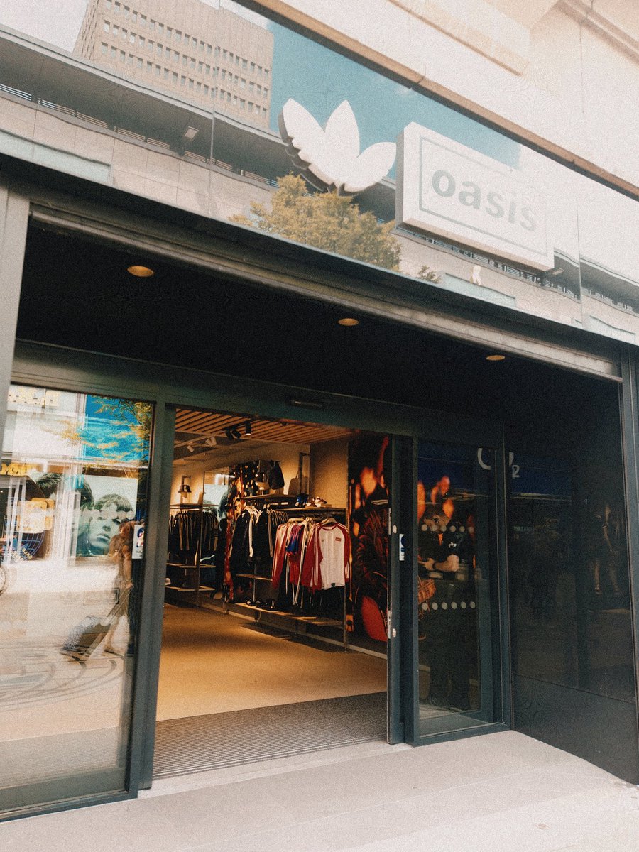 _sunday_rain_'s tweet image. Get yourself a friend like @CyberSheff who indulges my need to visit both #Oasis pop up stores in Manchester