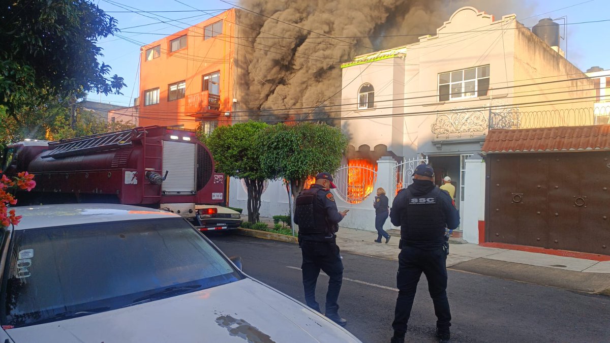 Pbn477933867871's tweet photo. Derivado del incendio ocurrido hoy en Calle Anaxagoras No. 541 en @Narvarte_ @ColNarvarte se solicita a la @FiscaliaCDMX la revisión de este predio en la que habitan más de 70 personas. Comunidad vecinal preocupada !!! https://t.co/mprWlxTErV