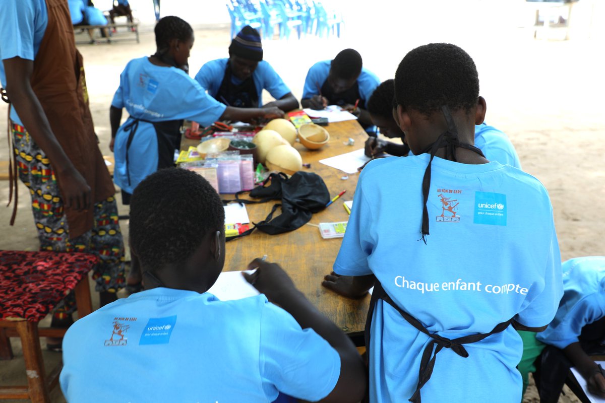 UNICEFChad's tweet image. Des ateliers artistiques au #CNARREV de Koundoul à N'Djaména, offrent aux #enfants en conflit avec la loi ou abandonnés, un espace d’expression et de créativité.
Soutenue par l’@UNICEF, cette initiative favorise leur réintégration sociale.
@fbatalingaya @OnuTchad