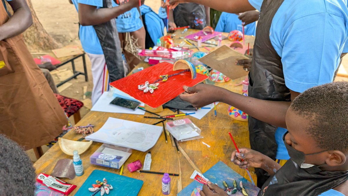 UNICEFChad's tweet image. Des ateliers artistiques au #CNARREV de Koundoul à N'Djaména, offrent aux #enfants en conflit avec la loi ou abandonnés, un espace d’expression et de créativité.
Soutenue par l’@UNICEF, cette initiative favorise leur réintégration sociale.
@fbatalingaya @OnuTchad