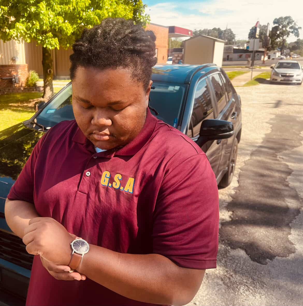 TheChicagoWave's tweet image. #JRLindsey sporting a GSA BY JR Polo shirt. These polo shirts are made to fit any occasion, and you’re guaranteed a comfortable fit. This shirt also comes in a variety of colors and can be found at gsabyjr.com 👕📲