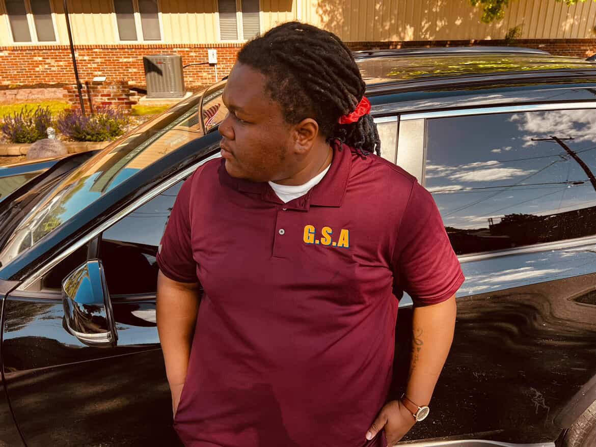 TheChicagoWave's tweet image. #JRLindsey sporting a GSA BY JR Polo shirt. These polo shirts are made to fit any occasion, and you’re guaranteed a comfortable fit. This shirt also comes in a variety of colors and can be found at gsabyjr.com 👕📲