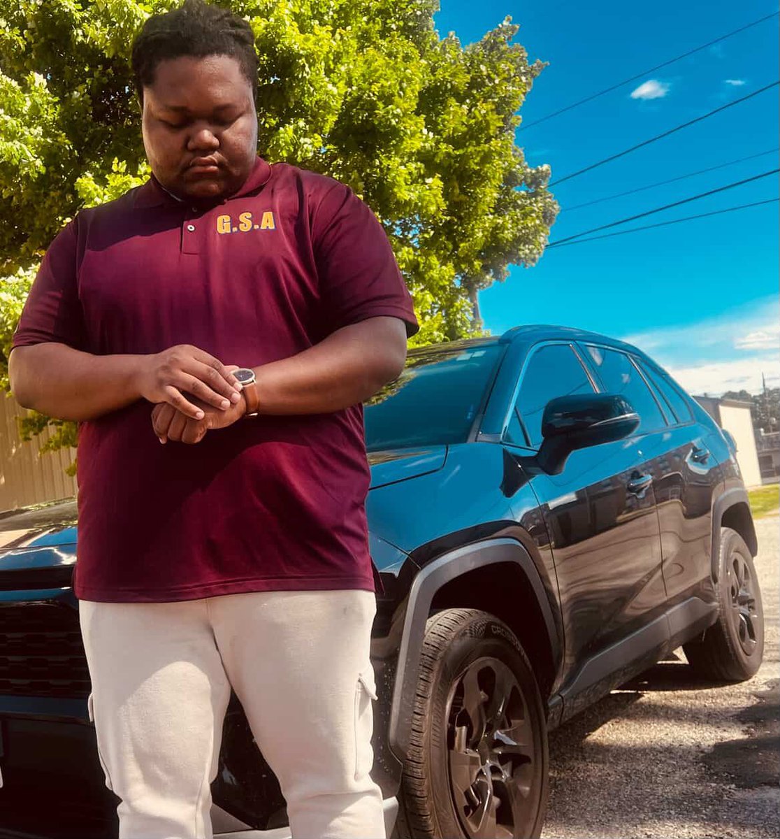 TheChicagoWave's tweet image. #JRLindsey sporting a GSA BY JR Polo shirt. These polo shirts are made to fit any occasion, and you’re guaranteed a comfortable fit. This shirt also comes in a variety of colors and can be found at gsabyjr.com 👕📲