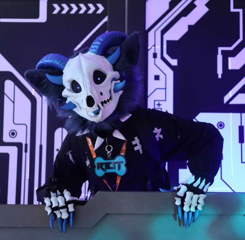 #FursuitFriday 💀

Who will I be seeing at the Fizzy Fox meetup tomorrow? 👀