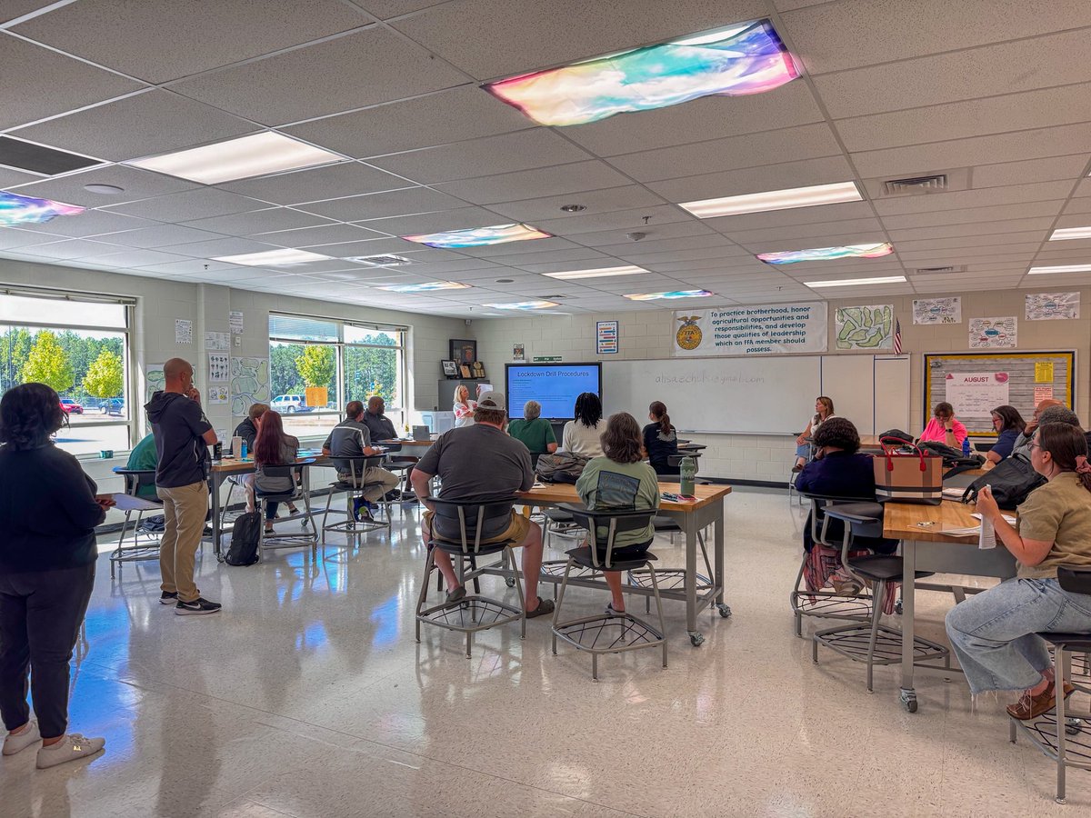 shannonjbuff's tweet image. Today @EHS_Eagles teachers were welcomed by Principal Cher & the Admin Team.
EHS teacher leaders then facilitated breakout sessions on safety, behavior, instruction, assessment & intervention. Great job, EHS! Welcome back! #SpiritPrideExcellence