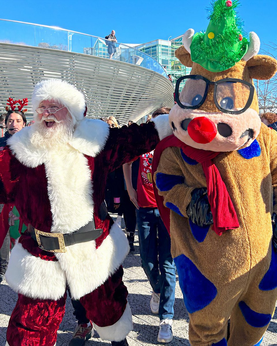 NavyPier's tweet image. 🎄We&apos;re decking the halls July 31 at Navy Pier for the perfect summer escape! Join us for a dose of holiday festive fun as we welcome Santa Claus onto the Pier. He’ll help us unwrap a gift for all of Chicago to enjoy this coming holiday season! 🎁 More: bit.ly/46UJVoh