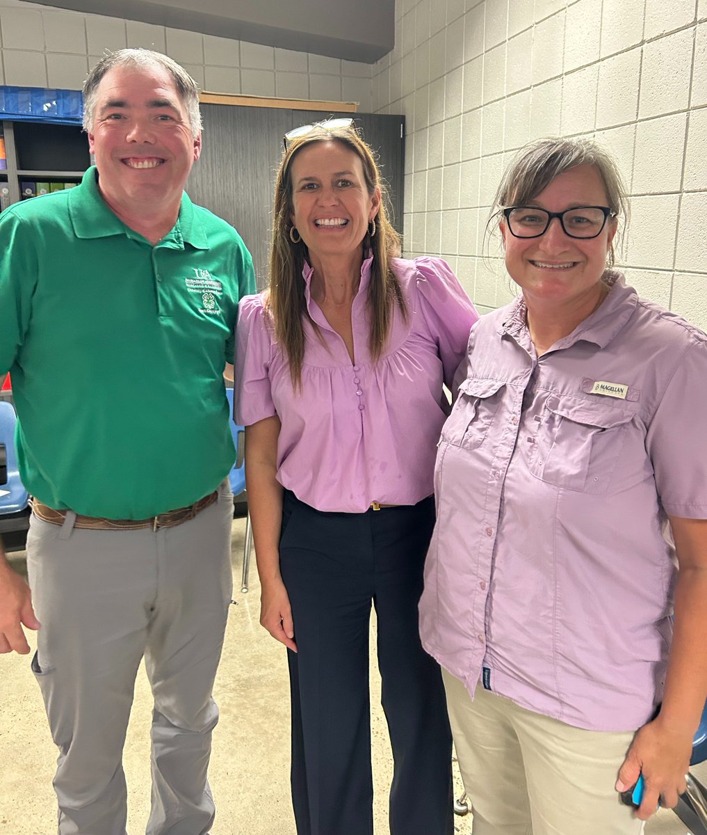AginArk's tweet image. Sheridan served as Capital for a Day, with Gov. @SarahHuckabee visiting with @AR_Extension's @BradMcGinley and his wife Serena at the local school garden they built.
Here's a look at yesterday's event.
Thanks to Will Newton and Jeff Weaver for the photos!