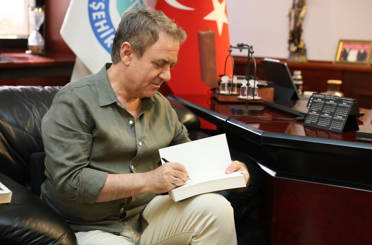 ayseunluce's tweet image. Söyleşiye katılmak için şehrimize gelen tarihçi-yazar Sinan Meydan ve değerli eşi Özlem Meydan ile bir araya geldik.
Yakın tarih ve ülke gündemi üzerine değerli paylaşımları için Sayın Meydan’a teşekkür ediyor, tüm hemşehrilerimizi yarın akşam 20.00’de Odunpazarı Meydanı’na…