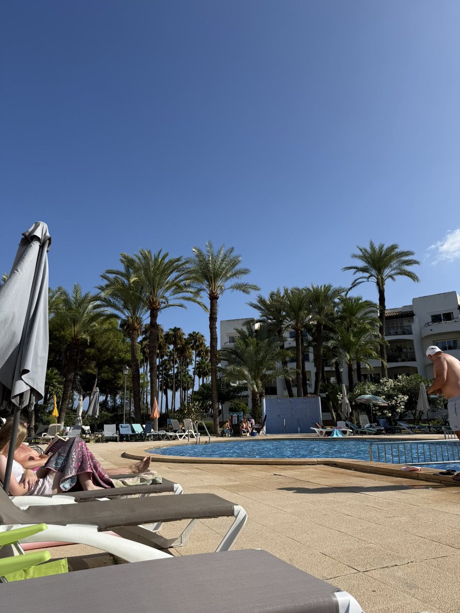 Wheddsta's tweet image. UK got boring ☀️