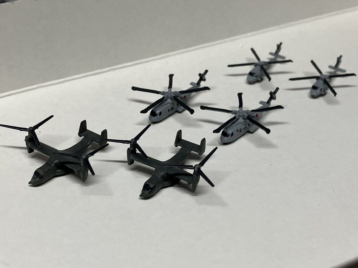 midori9A5FA9's tweet image. ハセガワ 1/700 海上自衛隊艦載機セット
完成ですわ〜!
V-22にMCH-101にSH-60のセットですわ
忙しい時は小物をたくさん作って気分を整えるのが好きですわ
1/700の飛行機とか車両とか、1/3000の艦船とか……無性に作りたくなりますの
#積みプラ崩し大会2025夏 #完成 #18個目