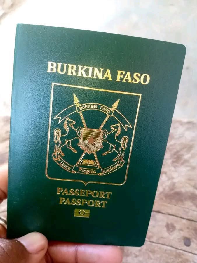 Le passeport burkinabè occupe la 25ᵉ place parmi les passeports les puissants en Afrique et la 77ᵉ mondiale selon le classement Henley &amp; Partners du 3ᵉ trimestre 2025. Il donne accès sans visa à 59 destinations.

Juste derrière le Burkina🇧🇫 vient la CôtedIvoire🇨🇮 le Sénégal🇸🇳,