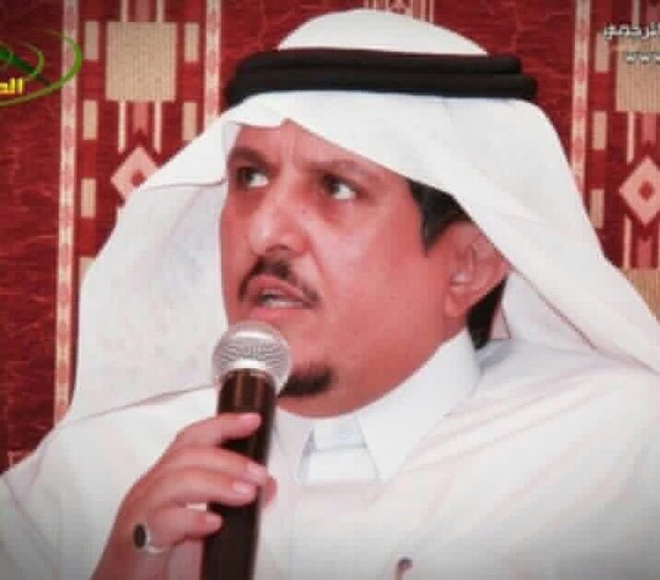 bni3mr's tweet photo. الأستاذ الإعلامي علي بن عبد الرحمن آل هياف العمري

المدير السابق للإعلام التربوي في المدينة المنورة ومذيع قناة الإخبارية بالمدينة المنورة. 

من قرية آل وليد - قبيلة كعب بني عمرو .

كان من أكرم الناس، وأحسنهم خلقا وأرحبهم صدرا وأبرهم بوالديه وجماعته حضورا ومشاركة.. تدرج في المهمات الإعلامية في نطاق التعليم وفي عالم الصحافة والإعلام المرئي. 

ولد بالمدينة المنورة وأنهى تعليمه الابتدائي والمتوسطي والثانوية في مدارسها، وتخرج بشهادة البكالوريس من فرع جامعة الملك عبدالعزيز بالمدينة المنورة.. 

النحق بإدارة التعليم في المدينة المنورة وتدرج في المهمات والمناصب حتى أصبح مدير الإعلام التربوي بإدارة تعليم المدينة المنورة.. 

كما اشتغل بالإعلام كتابة وإعدادا وتقديما، فكانت بداياته في العمل الصحفي من مكتب جريدة (الجزيرة) بالمدينة المنورة، بعدها انتقل لمكتب صحيفة (اليوم)، ثم محررا بصحيفة (الشرق الأوسط)، واقترن عمله الصحفي مع العمل الإذاعي من خلال عمله مراسلا لإذاعة الرياض في المدينة المنورة، قبل أن يتحول للعمل التلفزيوني معدّا ومراسلا لقناة الإخبارية من المدينة المنورة ومذيعا لقناة الإخبارية بفرع المدينة المنورة،  حيث خدم الصحافة والتلفزيون السعودي في المدينة المنورة لعقود من الزمن. 

كما كان متعاونا مع الهيئة العامة للسياحة والتراث الوطني بمنطقة المدينة المنورة، وتولى الفقيد -رحمه الله- لسنوات رئاسة وفد منطقة المدينة المنورة لمهرجان الجنادرية وكان خير من يمثل المنطقة، ومشهود له بالحرفية وطيب المعشر وروح الفريق . 

 كان آخر منصب تقلده مديرا للإعلام التربوي بإدارة التعليم بمنطقة المدينة المنورة، ومذيعا بقناة الإخبارية - فرع المدينة المنورة . 

وقد فجع الوسط الإعلامي في المدينة المنورة  بوفاة أ.علي بن هياف العمري المفاجئ بتاريخ ٢٥ ديسمبر ٢٠١٦ فضجّ عليه زملاؤه وأثنوا على أخلاقه وحسن معشره وجهوده الإعلامية ومساعيه في تطوير الإعلاميين ومشاركتهم المعلومات والتوجيهات، ووري جثمانه الثرى في مقبرة البقيع.

اللهم اجعل قبره روضة من رياض الجنة، وأنزل على قبره النور والسرور والحبور .