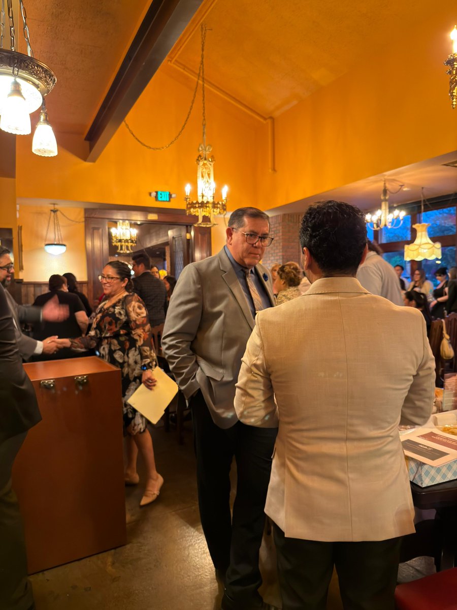 ConsulMexFresno's tweet image. 📸Ayer participamos en la reunión de la Asociación de Directores de Casas Funerarias del Valle Central, en la que compartimos con las funerarias de Fresno y del Valle Central los requisitos para los trámites de repatriación de restos, así como los programas de #ProtecciónConsular