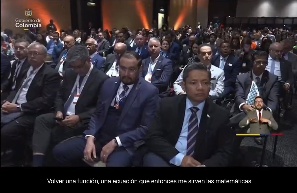 Tolaymaruja's tweet image. Funcionario que chateaba mientras el presidente hablaba de matemática cuántica ya fue destituido, y al que está aburrido a su lado le llamaron la atención.