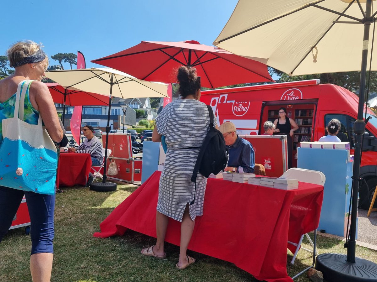 « Le camion qui livre » a repris la route à la rencontre des lecteurs et vacanciers, en partenariat avec nos amis libraires ! Vous le croisez aujourd’hui et demain à Perros-Guirec où plusieurs auteurs seront présents pour dédicacer leurs livres!