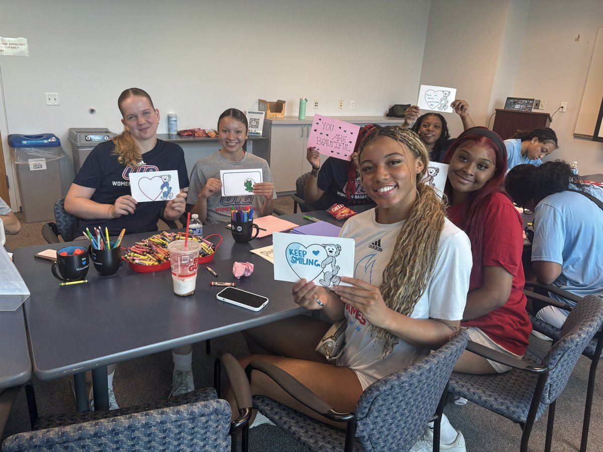 UIC_WBB's tweet image. We had a great time making cards for patients in our UIC community ✉️🖍️🔥