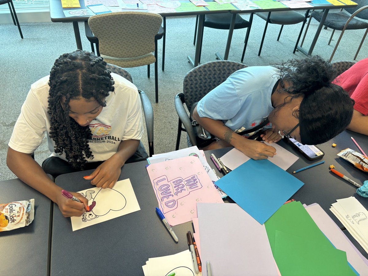 UIC_WBB's tweet image. We had a great time making cards for patients in our UIC community ✉️🖍️🔥