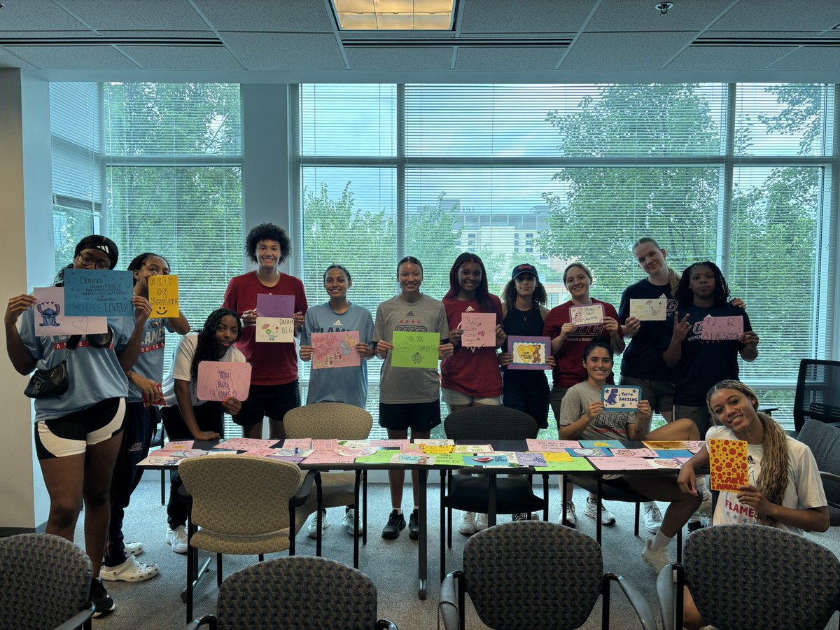 UIC_WBB's tweet image. We had a great time making cards for patients in our UIC community ✉️🖍️🔥