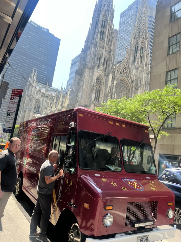 RobPritchard78's tweet image. We’re serving a free taste of East London at W51st St and 5th Ave in New York City! 🇺🇸
🥧+🥔 @QuickBooks
#WestHam #NewYork