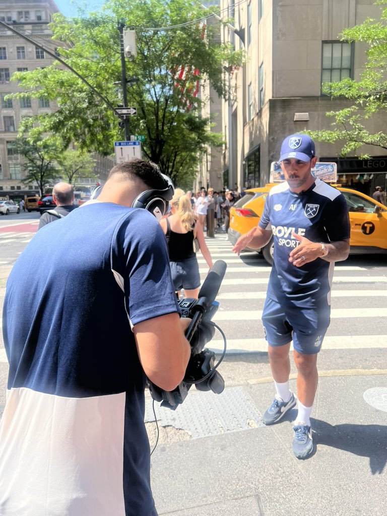 RobPritchard78's tweet image. We’re serving a free taste of East London at W51st St and 5th Ave in New York City! 🇺🇸
🥧+🥔 @QuickBooks
#WestHam #NewYork