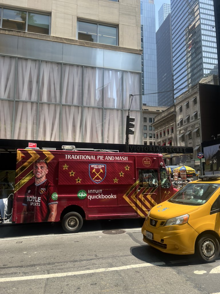 RobPritchard78's tweet image. We’re serving a free taste of East London at W51st St and 5th Ave in New York City! 🇺🇸
🥧+🥔 @QuickBooks
#WestHam #NewYork