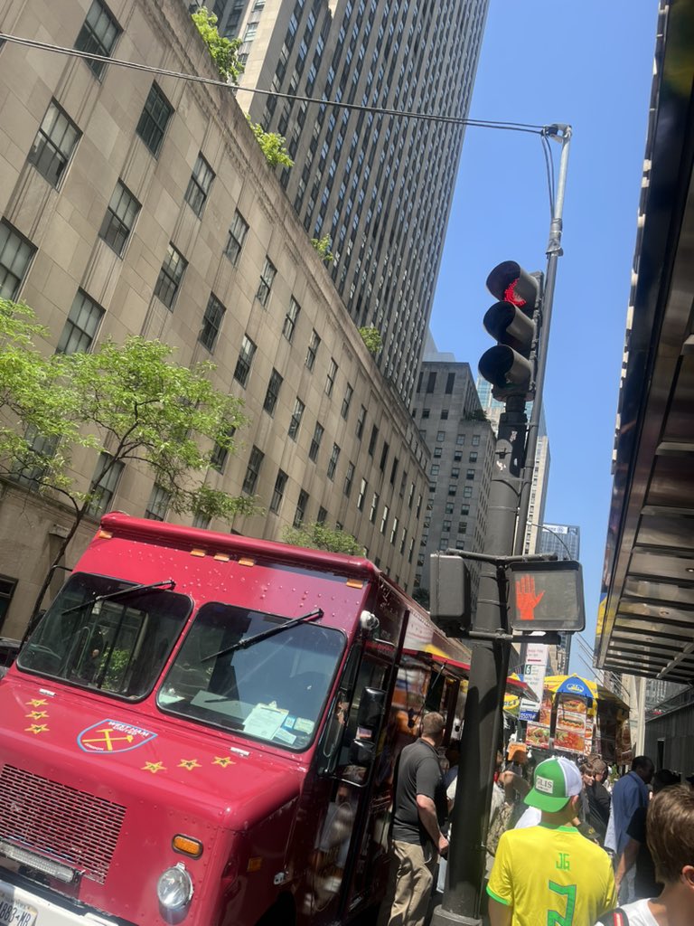 RobPritchard78's tweet image. We’re serving a free taste of East London at W51st St and 5th Ave in New York City! 🇺🇸
🥧+🥔 @QuickBooks
#WestHam #NewYork