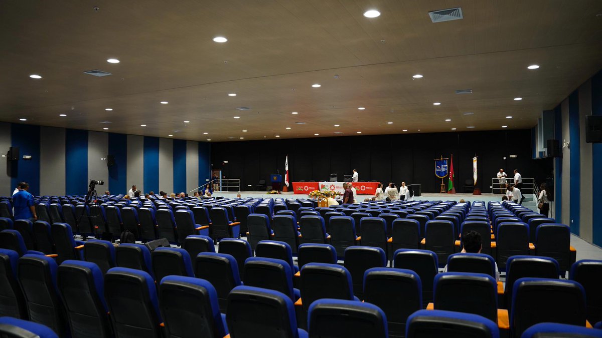 presidenciapma's tweet image. Durante años, la Escuela Antonio José de Sucre fue símbolo de abandono. Hoy, gracias al compromiso del presidente y su gobierno, es símbolo de esperanza.
Con 36 aulas renovadas, cocina y comedor para que los estudiantes accedan al programa de almuerzos escolares, y laboratorios…