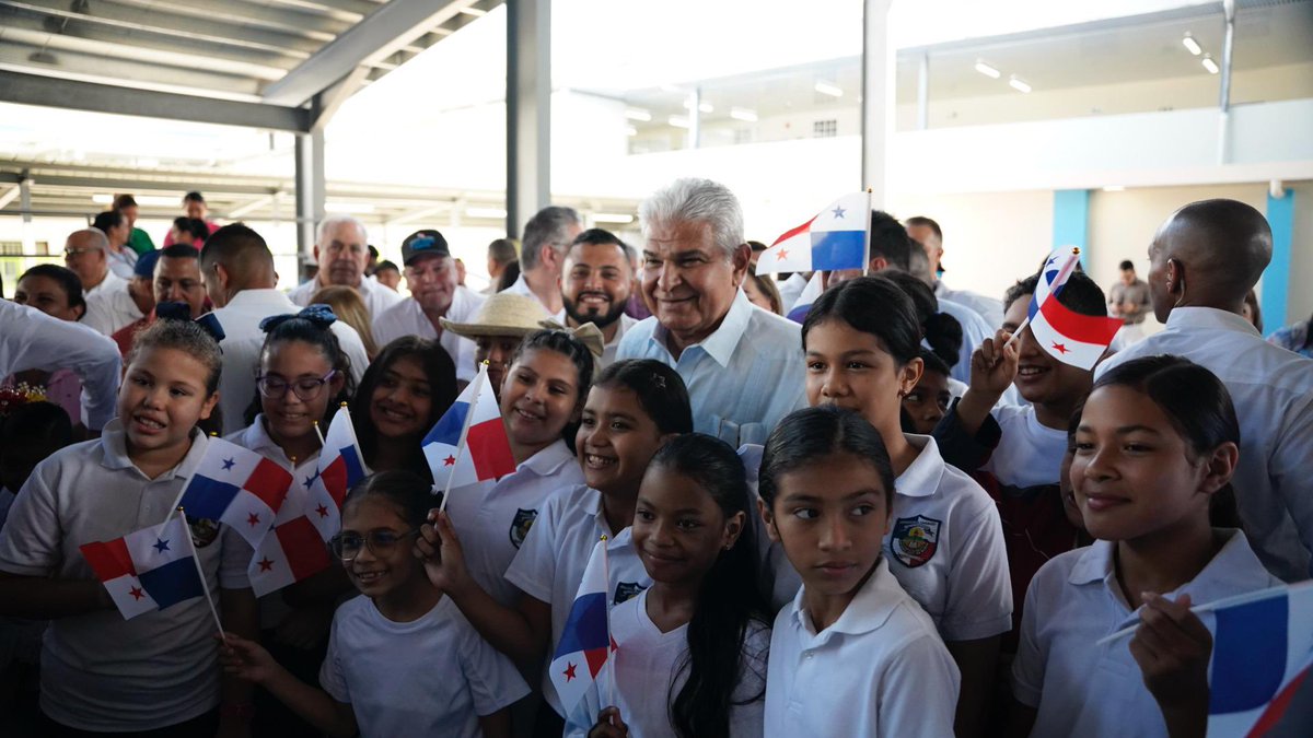 presidenciapma's tweet image. Durante años, la Escuela Antonio José de Sucre fue símbolo de abandono. Hoy, gracias al compromiso del presidente y su gobierno, es símbolo de esperanza.
Con 36 aulas renovadas, cocina y comedor para que los estudiantes accedan al programa de almuerzos escolares, y laboratorios…